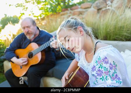 11-jähriges Mädchen spielt Gitarre Stockfoto