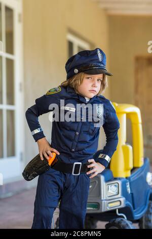 4 Jahre alter Junge als Polizist gekleidet Stockfoto