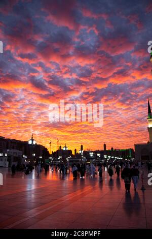 Al Masjid an Nabawi Moschee beatuful Sonnenuntergang bewölkt - Medina Saudi-Arabien 6. januar 2020 Stockfoto