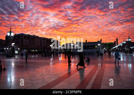 Al Masjid an Nabawi Moschee beatuful Sonnenuntergang bewölkt - Medina Saudi-Arabien 6. januar 2020 Stockfoto