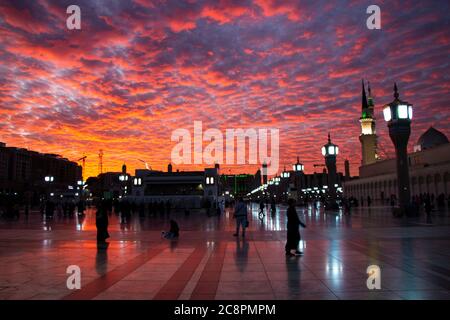 Al Masjid an Nabawi Moschee beatuful Sonnenuntergang bewölkt - Medina Saudi-Arabien 6. januar 2020 Stockfoto