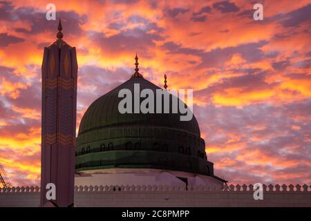 Al Masjid an Nabawi Moschee beatuful Sonnenuntergang bewölkt - Medina Saudi-Arabien 6. januar 2020 Stockfoto