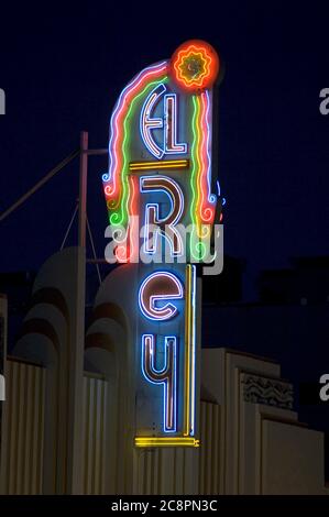 Neonschild im Art Deco El Rey Theater bei Nacht, Wilshire Blvd. In Los Angeles, CA. Stockfoto