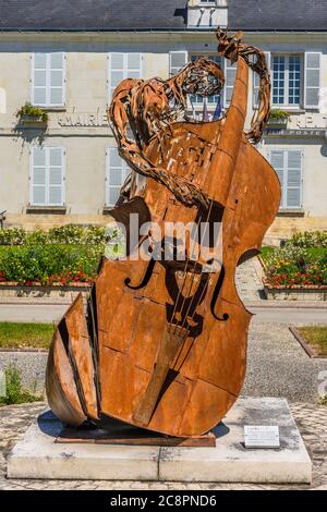 Rostige Kontrabass-Skulptur 'La Contrebasse' von Patrick Suskind im Jahr 1991 im Zentrum von Perrusson, Indre-et-Loire, Frankreich. Stockfoto