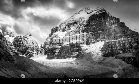 Schwarz-Weiß-Foto von Mount Lefroy und dem Mitre vom Weg zur Plain of Six Glaciers im Banff National Park in den Kanadischen Rockies Stockfoto