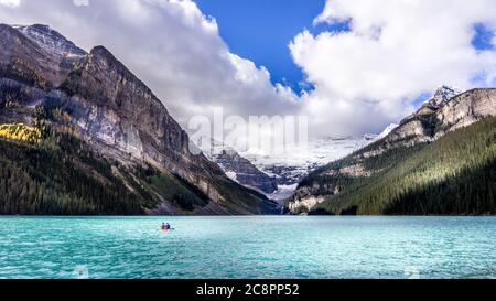 Kanufahren auf dem türkisfarbenen Wasser des Lake Louise in den Rocky Mountains im Banff National Park, Alberta, Kanada Stockfoto