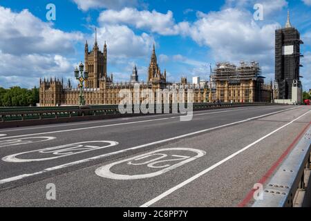 Die Houses of Parliament von der Westminster Bridge aus gesehen, wobei Big Ben mit Gerüsten bedeckt ist, die gerade renoviert werden. Stockfoto