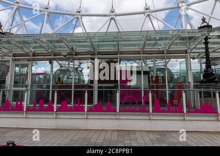 Die normalerweise geschäftige Attraktion London Eye ist verlassen wegen der Regierung Covid-19 Pandemie Sperrbeschränkungen. Stockfoto