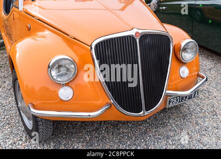 Die Vorderseite des italienischen Fiat Orange Classic Vintage, geparkt im historischen Zentrum von Varese, Italien Stockfoto