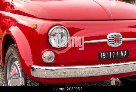 Varese, Italien - 2. März 2019: Die Vorderseite des Red Classic Vintage Italian Fiat 500, geparkt im historischen Zentrum von Varese, Italien Stockfoto