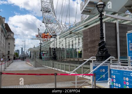 Die normalerweise geschäftige Attraktion London Eye ist verlassen wegen der Regierung Covid-19 Pandemie Sperrbeschränkungen. Stockfoto