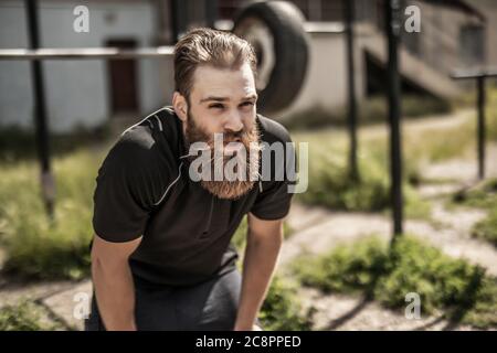 Junger Mann, der zwischen den Workouts entspannt Stockfoto