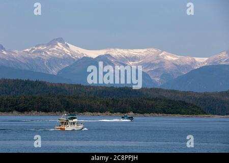 Whale Watching Boot auf der Suche nach Buckelwalen in Auke Bay mit Schneeberg im Hintergrund, Juneau, Alaska Stockfoto