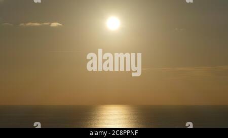 Sonnenuntergang und Spiegelungen im Kantabrischen Meer, Baskenland. Stockfoto