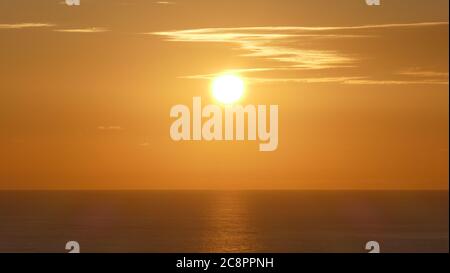 Sonnenuntergang und Spiegelungen im Kantabrischen Meer, Baskenland. Stockfoto