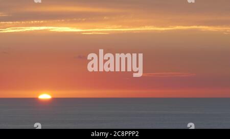 Sonnenuntergang und Spiegelungen im Kantabrischen Meer, Baskenland. Stockfoto