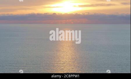 Sonnenuntergang und Spiegelungen im Kantabrischen Meer, Baskenland. Stockfoto