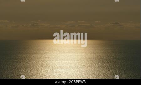 Sonnenreflexe im Kantabrischen Meer, Baskenland. Stockfoto