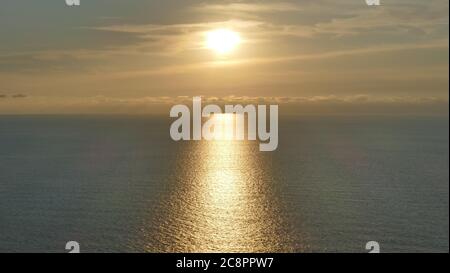 Sonnenuntergang und Spiegelungen im Kantabrischen Meer, Baskenland. Stockfoto