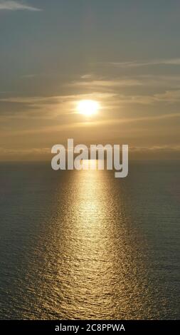 Sonnenuntergang und Spiegelungen im Kantabrischen Meer, Baskenland. Stockfoto