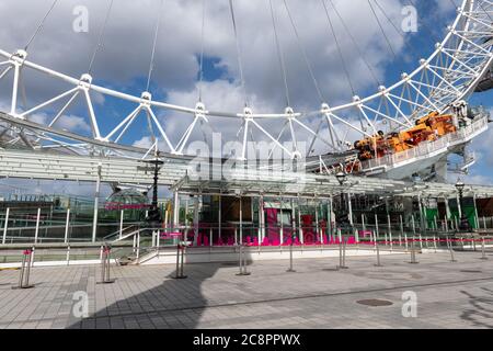 Die normalerweise geschäftige Attraktion London Eye ist verlassen wegen der Regierung Covid-19 Pandemie Sperrbeschränkungen. Stockfoto