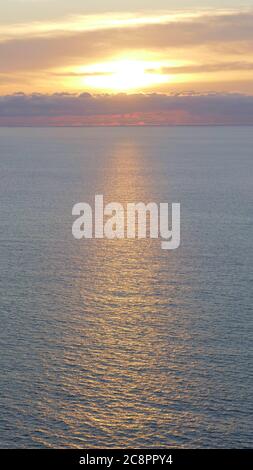 Sonnenuntergang und Spiegelungen im Kantabrischen Meer, Baskenland. Stockfoto