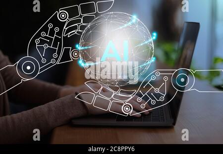 Virtuelle Cyborg Hände halten Kugel mit KI-Text über Arbeitsplatz Stockfoto