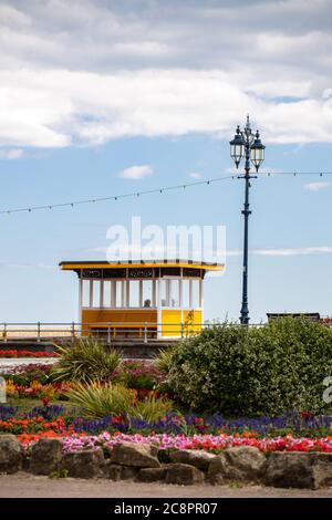 Yellow Bus Shelter Bench, Southsea Esplanade, Portsmouth, Hampshire, Großbritannien Stockfoto