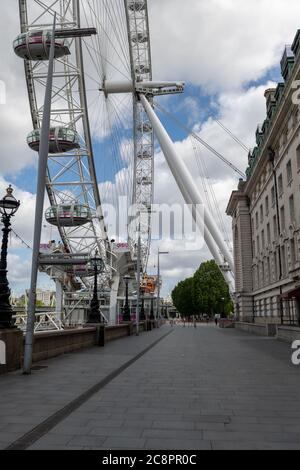 Die normalerweise geschäftige Attraktion London Eye ist verlassen wegen der Regierung Covid-19 Pandemie Sperrbeschränkungen. Stockfoto