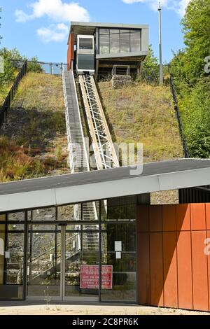 Ebbw Vale, Wales - Juli 2020: Standseilbahn, die die Stadt Ebbw Vale mit der örtlichen Weiterbildungsschule 'Coleg Gwent' verbindet Stockfoto