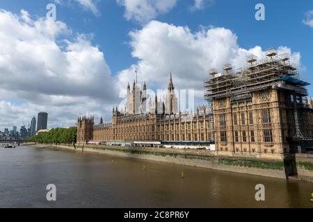 Die Houses of Parliament von der Westminster Bridge aus an einem schönen Tag mit blauen Wolken. Stockfoto