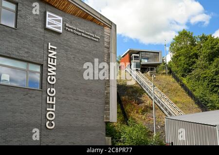 Ebbw Vale, Wales - Juli 2020: Bau der Weiterbildungsschule 'Coleg Gwent'. Im Hintergrund ist die Seilbahn, die die Stadt verbindet. Stockfoto