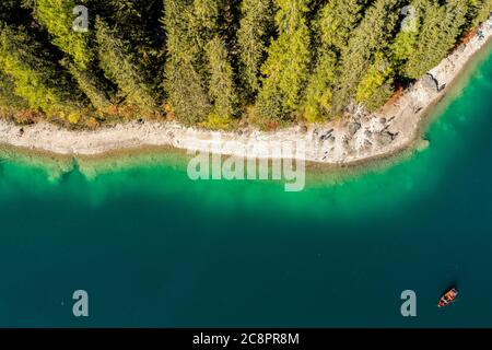 Luftaufnahme Pragser Wildsee oder Pragser See im Herbst, im Pragser Tal in Südtirol, Dolomiten, Italien Stockfoto