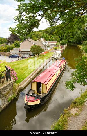 Llanfoist, Wales - Juli 2020: Schmales Boot auf dem Brecon und Abergavenny Kanal. Stockfoto