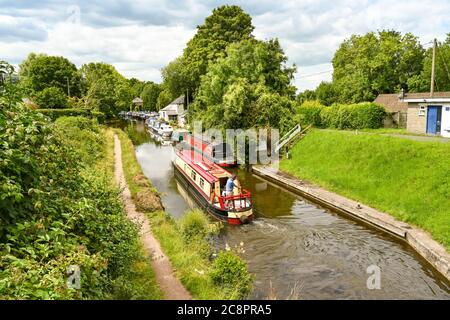 Llanfoist, Wales - Juli 2020: Schmales Boot auf dem Brecon und Abergavenny Kanal in Llanfoist. Stockfoto