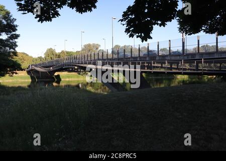 Ingolstadt, Bayern - Juli 03 2019: Moderne Brücke mit separatem Steg, genannt Glacisbrücke Stockfoto