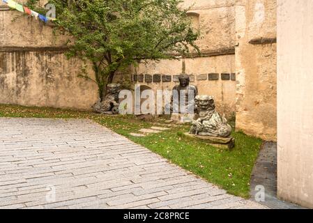 Bruneck - Bruneck, Südtirol, Italien - 12. Oktober 2019: Skulpturen von Schloss Bruneck, gelegen auf dem Hügel über der Altstadt, im Pustertal, Italien Stockfoto