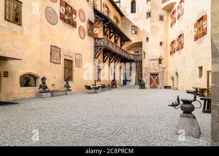 Bruneck - Bruneck, Südtirol, Italien - 12. Oktober 2019: Blick auf Schloss Bruneck, auf dem Hügel über der Altstadt gelegen, im Pustertal, Italien Stockfoto