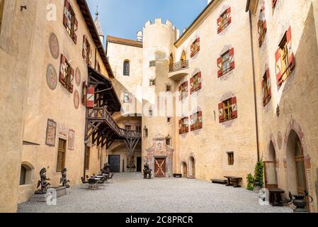 Bruneck - Bruneck, Südtirol, Italien - 12. Oktober 2019: Blick auf Schloss Bruneck, auf dem Hügel über der Altstadt gelegen, im Pustertal, Italien Stockfoto