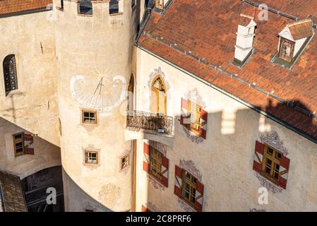 Bruneck - Bruneck, Südtirol, Italien - 12. Oktober 2019: Blick auf Schloss Bruneck, auf dem Hügel über der Altstadt gelegen, im Pustertal, Italien Stockfoto