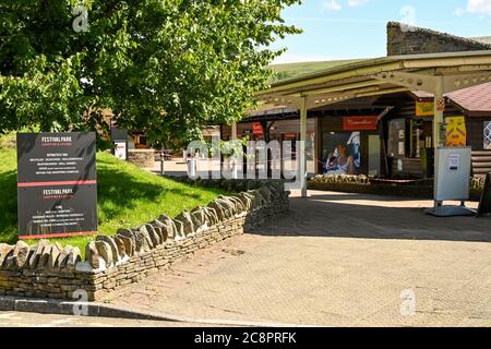 Ebbw Vale, Wales - Juli 2020: Schild vor dem Festival Park Einkaufszentrum in Ebbw Vale. Das Zentrum befindet sich auf dem nationalen Gartenfest-Gelände Stockfoto