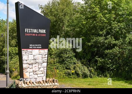 Ebbw Vale, Wales - Juli 2020: Schild vor dem Festival Park Einkaufszentrum in Ebbw Vale. Das Zentrum befindet sich auf dem nationalen Gartenfest-Gelände Stockfoto