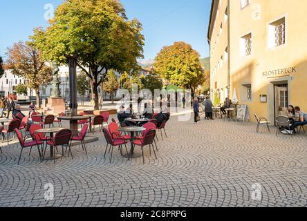 Bruneck - Bruneck, Südtirol, Italien - 19. Oktober 2019: Die Hauptstraße mit Bars und Geschäften im historischen Zentrum von Bruneck, Italien Stockfoto