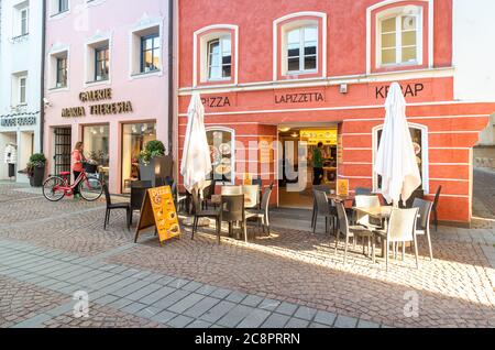 Bruneck - Bruneck, Südtirol, Italien - 19. Oktober 2019: Die Hauptstraße mit Bars und Geschäften im historischen Zentrum von Bruneck, Italien Stockfoto