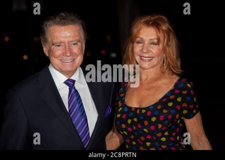 NEW YORK, NY, USA - 21. APRIL 2009: Die TV-Persönlichkeit Regis Philbin (L) und Joy Philbin nehmen an der Vanity Fair Party während des 8. Tribeca-Films Teil Stockfoto