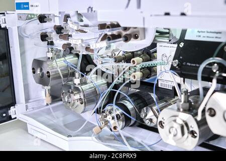 Binäre Pumpe im HPLC-System. Hochleistungs-Flüssigchromatographie im chemischen Labor. Stockfoto