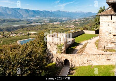 Blick auf Castel Thun, gotische, mittelalterliche Burg auf einem Hügel, Vigo di Ton, Provinz Trient, Italien Stockfoto