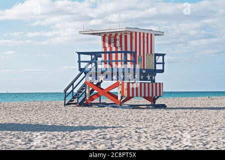 miami Beach typischen Rettungsschwimmer Turm Sterne und Streifen am Strand gemalt Stockfoto