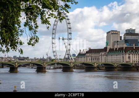 Westminster Bridge mit dem London Eye und der County Hall im Hintergrund. Stockfoto