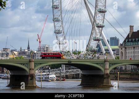 Westminster Bridge mit dem London Eye und der County Hall im Hintergrund. Stockfoto